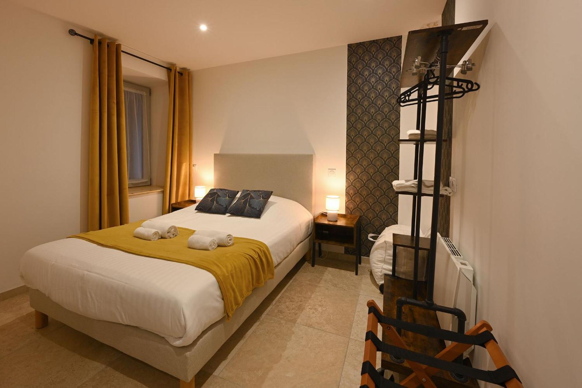 Hotel De La Croisee Poncin 外观 照片