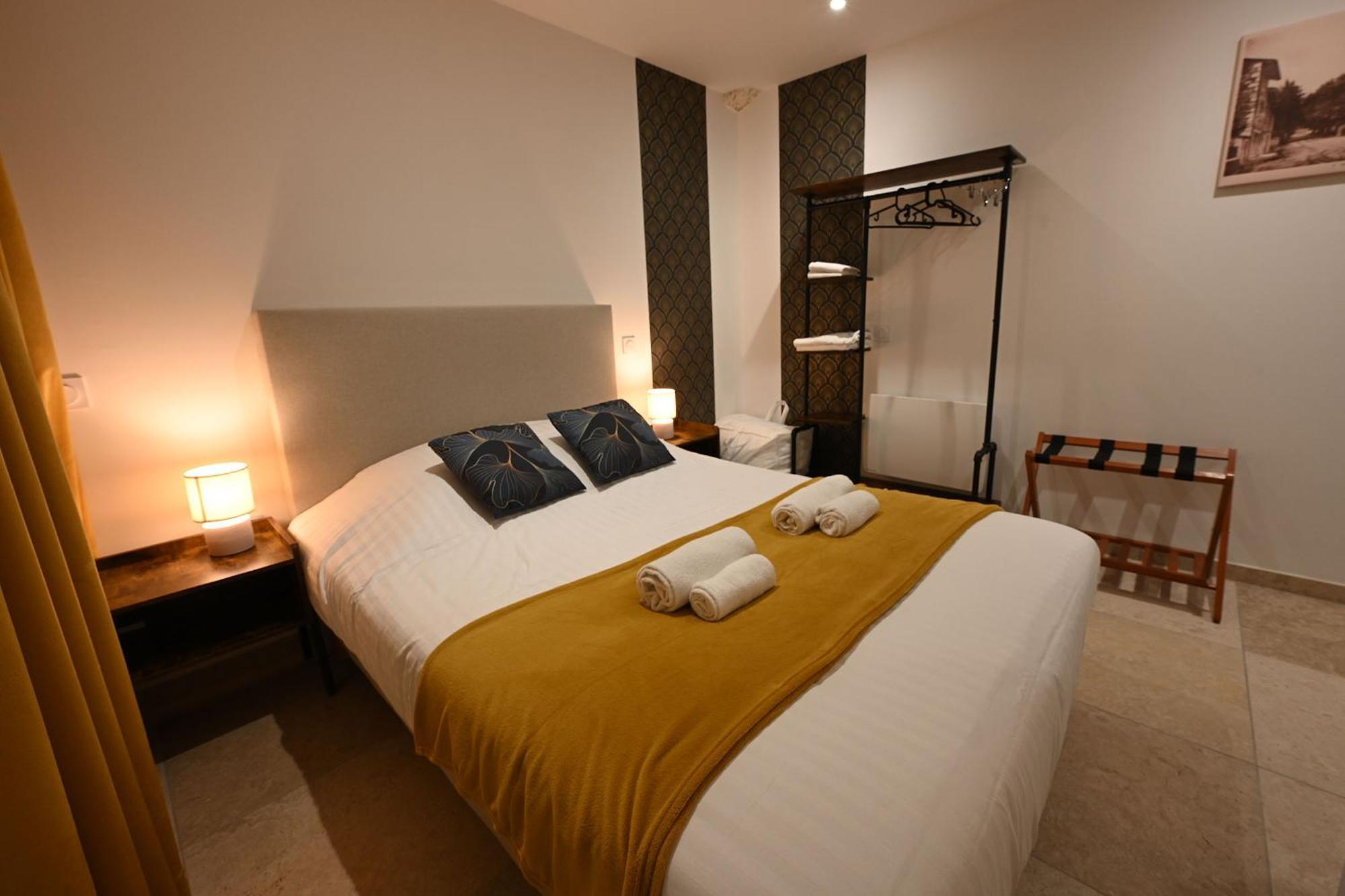 Hotel De La Croisee Poncin 外观 照片